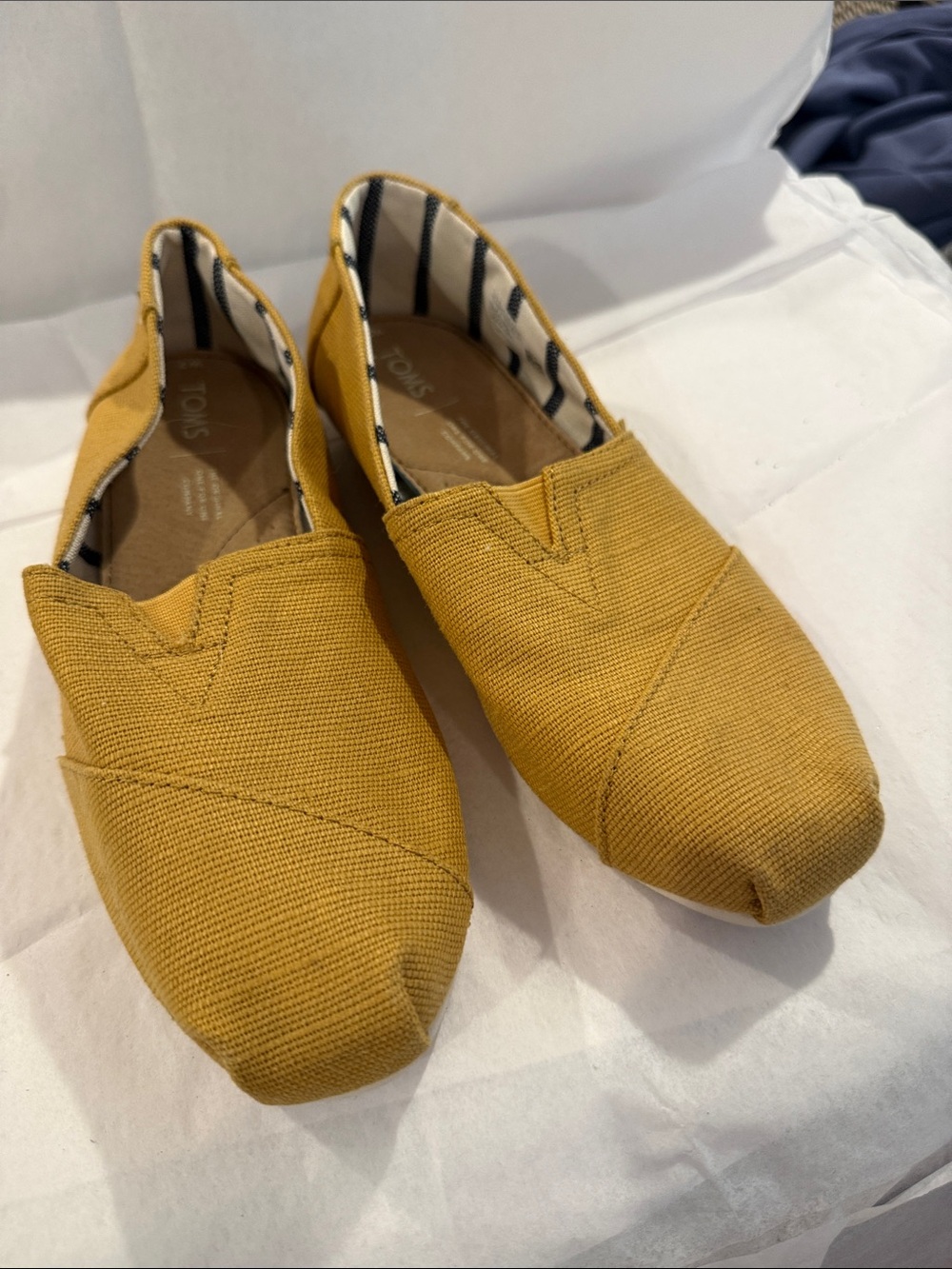 TOMS Wonen’s Slip-On Canvas Shoes in Mustard Yellow